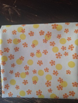 Hvit med små orange blomster