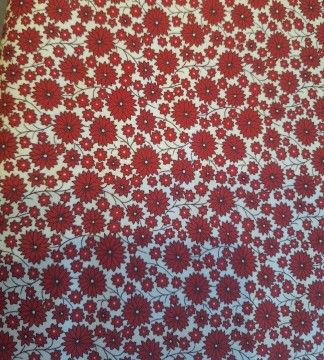 Rosa bunn med røde blomster