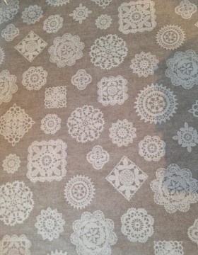 Beige med heklebrikker