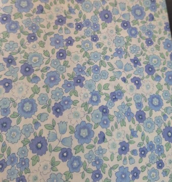 Hvit bunn, blå og lilla blomster